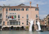 Lorenzo Quinn toma el Gran Canal de Venecia