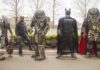 Batman, Wolverine, Hulk y el Depredador son algunas de las esculturas que Nazar exhibe en la acera de la ruta 301