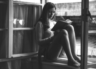 HispanoArte - Mujer leyendo