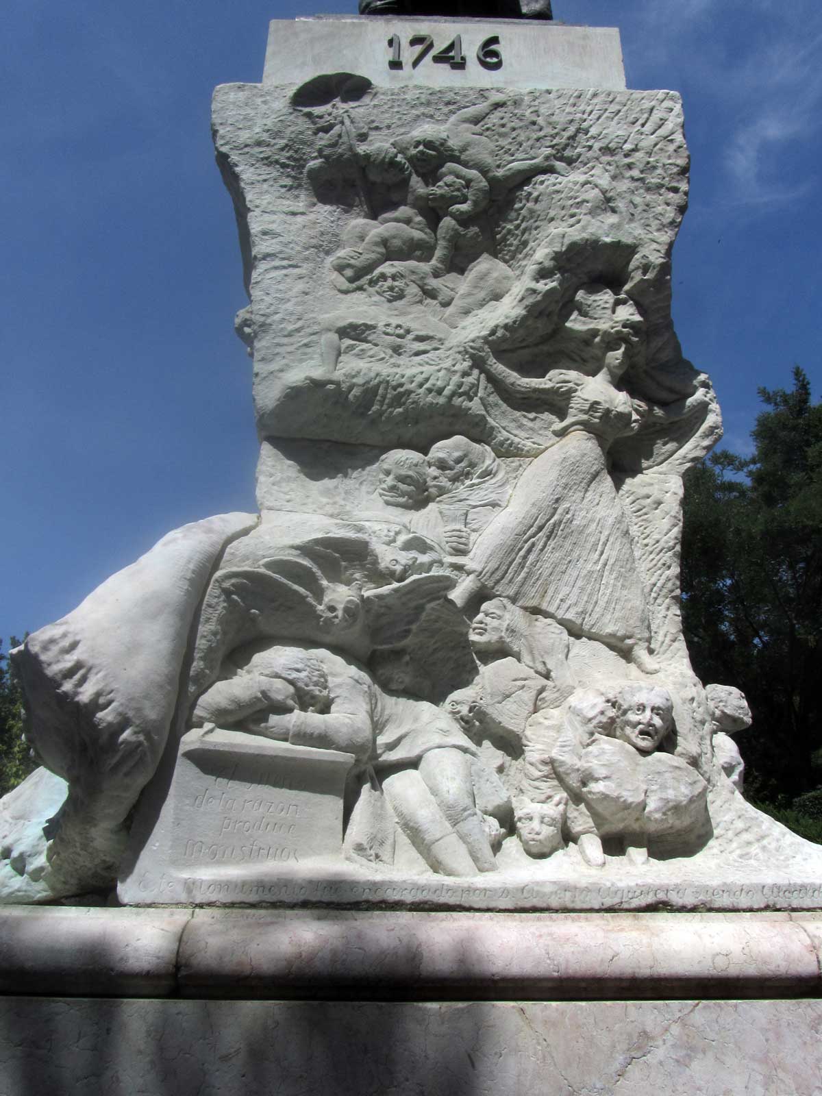 Detalle del pedestal de Goya