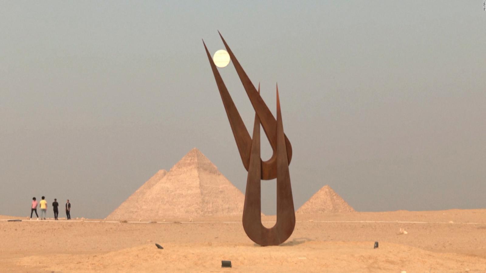 Mira la exposición de arte "Forever is Now" en medio del desierto en Egipto