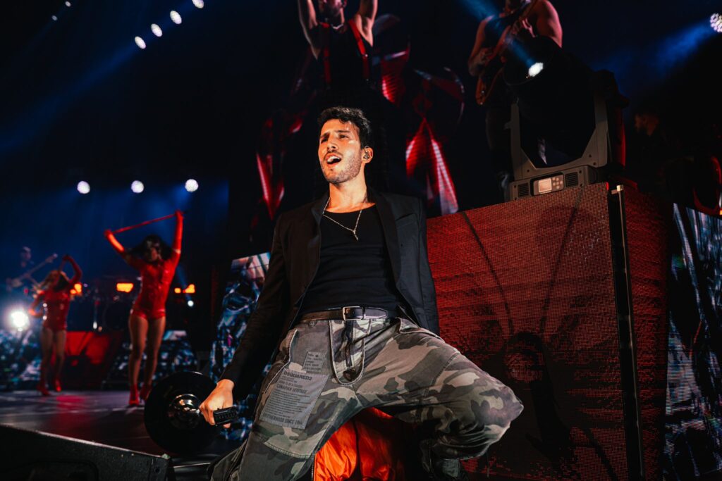 Sebastián Yatra mezcla ritmos electrónicos en "Una noche sin pensar"