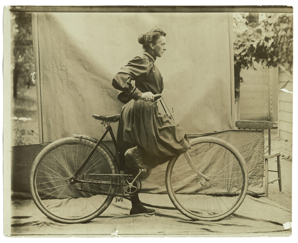 Alice Austen. Daisy Elliott with a Bycicle, hacia 1895. Collection of Historic Richmond Town, Alice Austen Photograph Collection