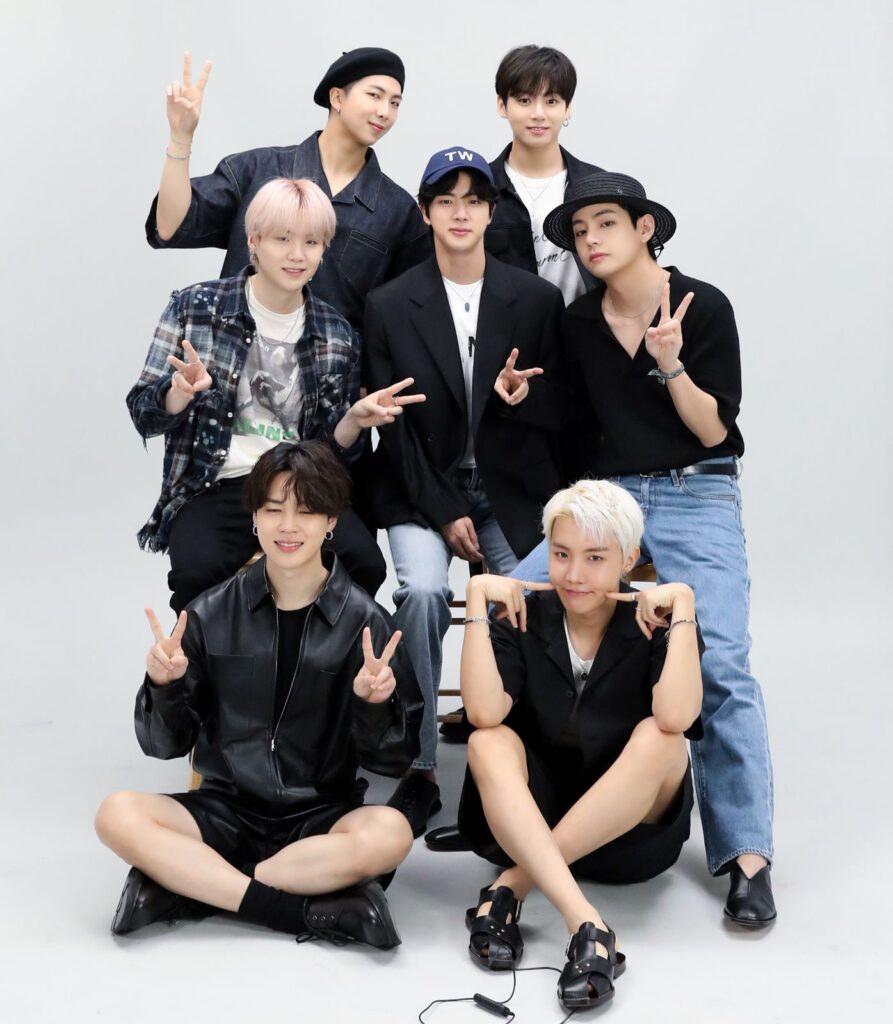 En un giro significativo para la exitosa boy band surcoreana, BTS, cuatro de sus miembros han dado inicio a su servicio militar obligatorio.