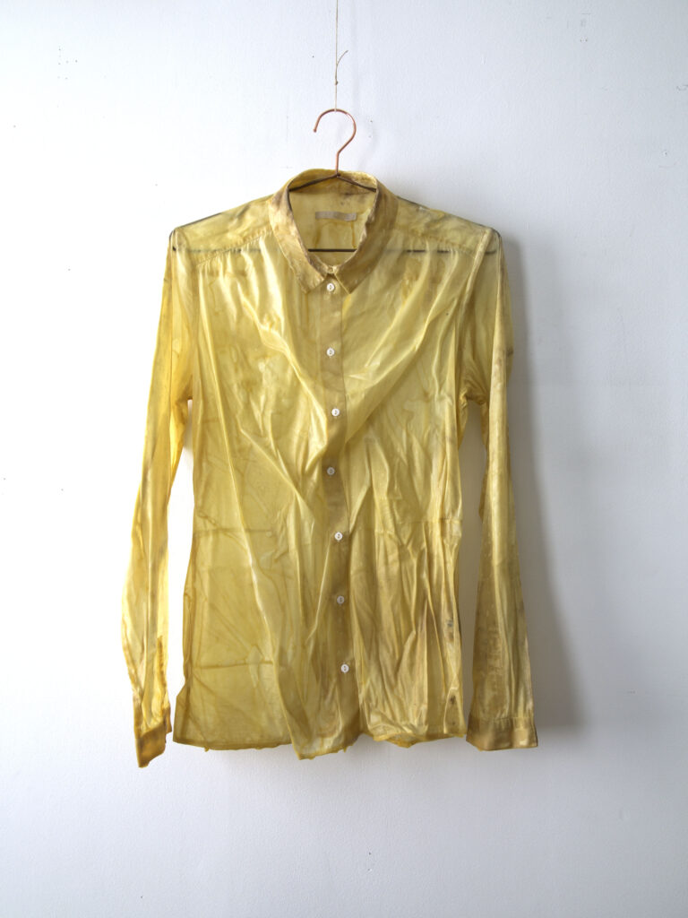 Tito Pérez Mora. S/T (Camisa encerada), 2023