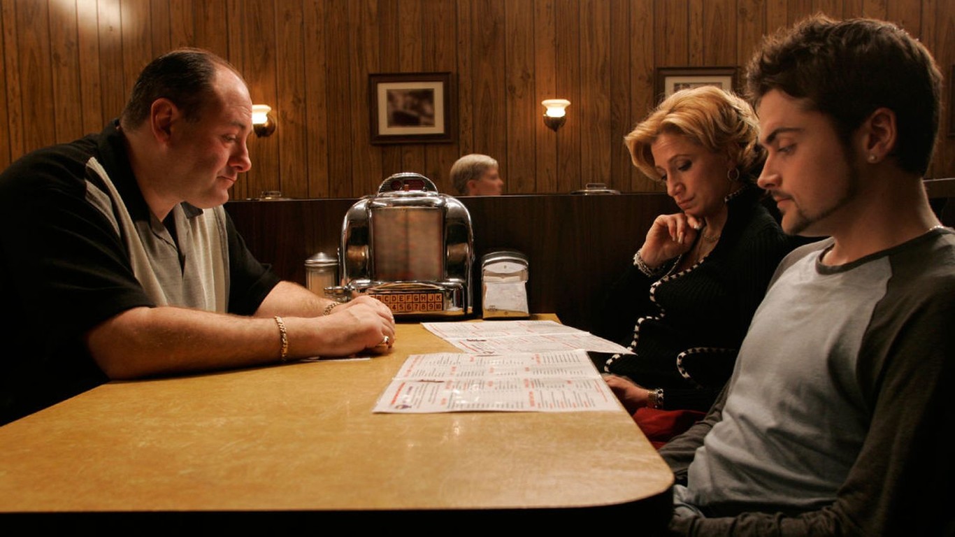 Subastan por 32.000 dólares bancas de la escena final de "Los Sopranos"