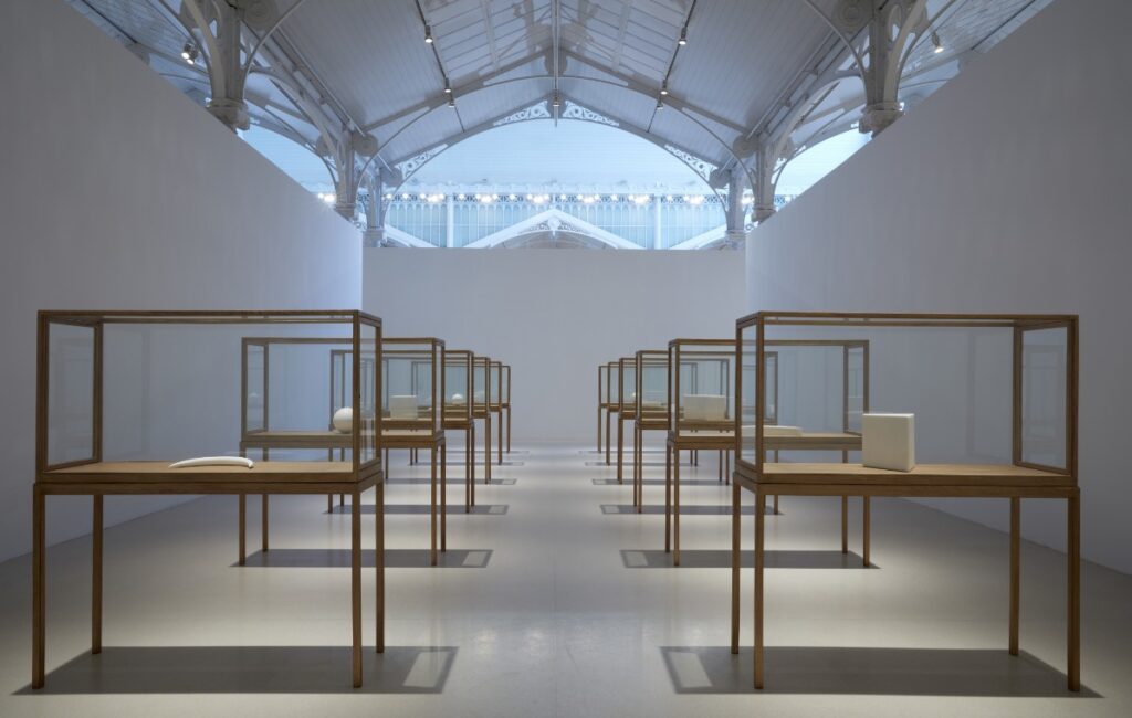 James Lee Byars. 12 vitrinas doradas. Museo Nacional Centro de Arte Reina Sofía