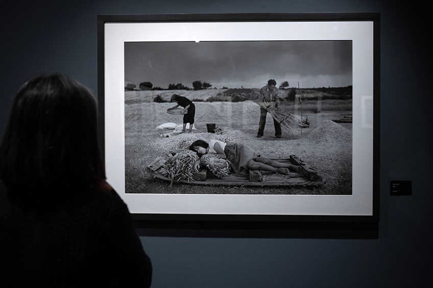 Cristina Garcia Rodero. En las eras, 1988. Escober