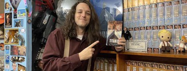 El hombre que solo colecciona 'Titanic'. Tiene 3.000 copias en VHS de la película de James Cameron, un maniquí de Jack Dawson y la ve una vez al día