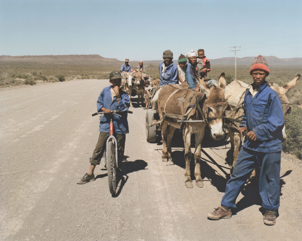 David Goldblatt. Esquiladores de ovejas y trabajadores agrícolas nómadas, cerca de Nuwe Rooiberg, Cabo Septentrional, 2002. The Art Institute of Chicago, donación prometida de Cecily Cameron y Derek Schrier 