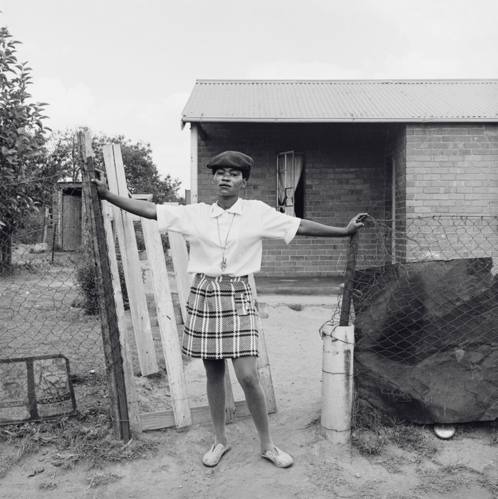 David Goldblatt. Miriam Diale, Orlando East n.º 5357, Soweto, 18 de octubre de 1972, 1972. Yale University Art Gallery, New Haven, Connecticut