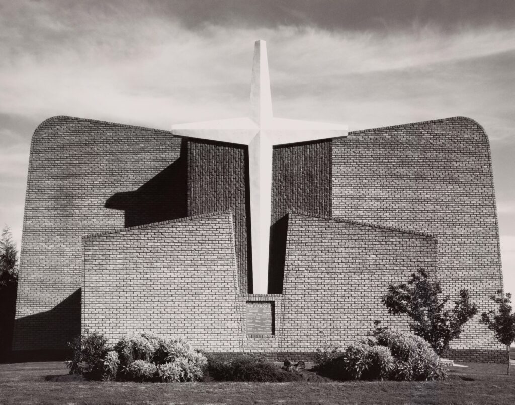 David Goldblatt. Misión de la Fe Apostólica (AGS, en afrikáans), Birchleigh, Kempton Park, 28 de diciembre de 1983, 1983. The Art Institute of Chicago, donación prometida de Cecily Cameron y Derek Schrier