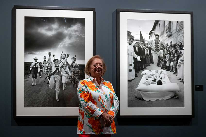 Cristina García Rodero durante la presentación de la exposición "Cristina García Rodero. España oculta" en el Círculo de Bellas Artes de Madrid. 16 de mayo 2024. Fotografía Andrés Valentín-Gamazo para masdearte