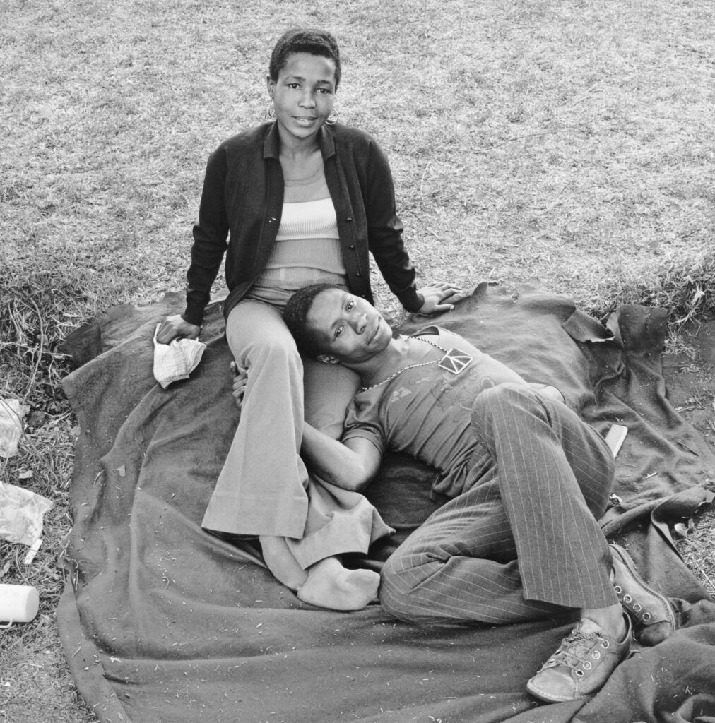 David Goldblatt. Lulu Gebashe y Solomon Mlutshana, que trabajaban en una tienda de discos de la ciudad, Mofolo Park, 1972. Yale University Art Gallery, New Haven, Connecticut