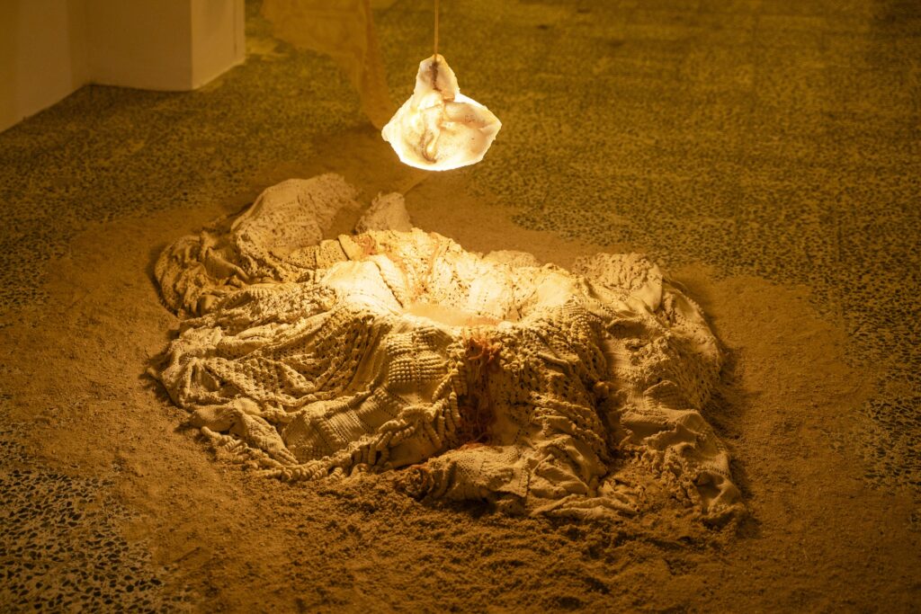 Maya Pita-Romero. Desde dentro, parece que brota algo. Galería El Chico, 2024. Fotografía: Goro Studio