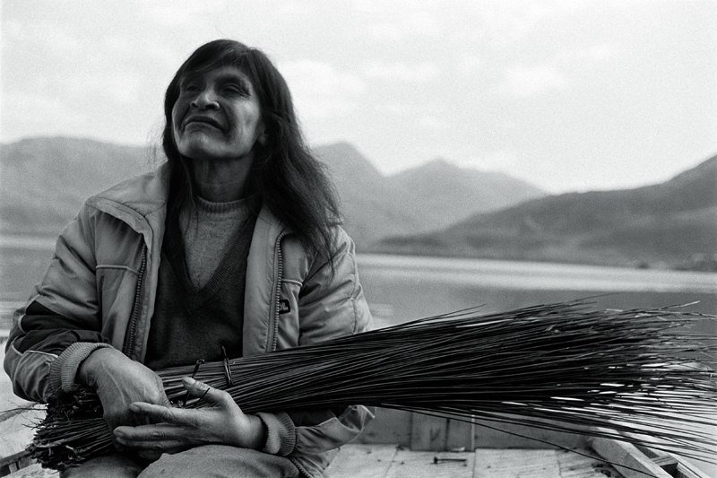 Paz Errázuriz. Atáp, Ester Edén Wellington, Puerto Edén, de la serie Los nómadas del mar, 1995. Colecciones Fundación MAPFRE