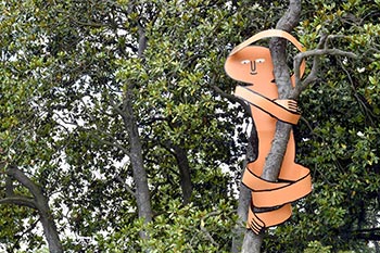 Jean Jullien au Jardin des plantes Filili Viridi Le voyage à Nantes exposition étrange personnage créature saison 2 ObservateurFilili Viridi, le Jardin des plantes, Le Voyage à Nantes 2021 © Jean Jullien