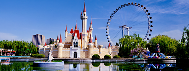 Este falso Disneyland está en Pekín, copia desde Popeye a Blancanieves, y sus decrépitas atracciones dan miedo solo de acercarte 