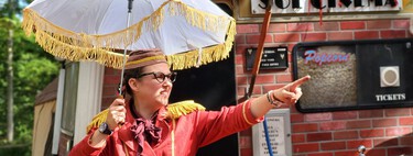 El llamado "cine más pequeño del sistema solar" que se opone al estancamiento de Hollywood y cabe dentro de una caravana móvil