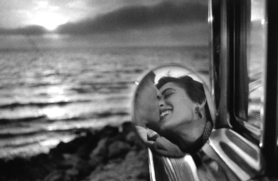 Elliott Erwitt.  Inquire California Kiss, Santa Monica, CA, 1955