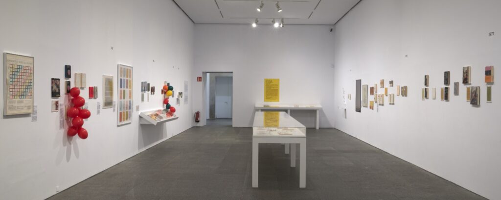 Vista de la exposición Llámalo de otra manera. Something Else Press, Inc. (1963-1974). Museo Reina Sofía