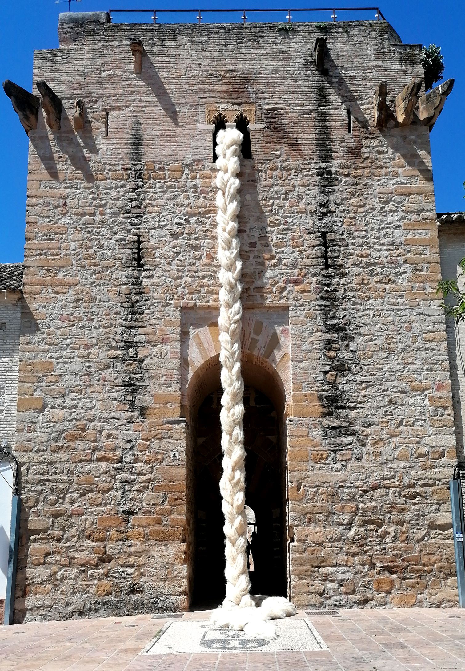 Laura Segura Gómez. Una trenza de hierba sagrada, 2022. Festival Calles en Flor, Cañete de las Torres