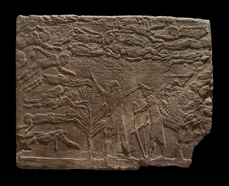 Bajorrelieve en yeso de un soldado asirio disponiéndose a decapitar a un general elamita llamado Ituni, 645-640 a. de C., palacio norte, Nínive (Irak). 1856,0909.38. © The Trustees of the British Museum