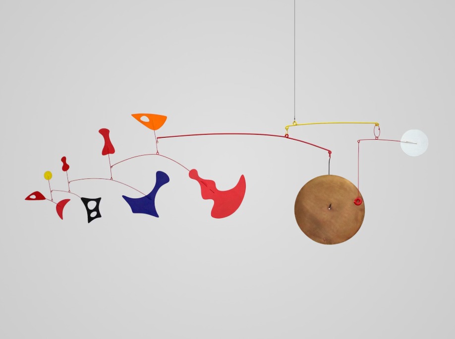 Alexander Calder. Dispersed Objects with Brass Gong, 1948. Calder Foundation, Nueva York