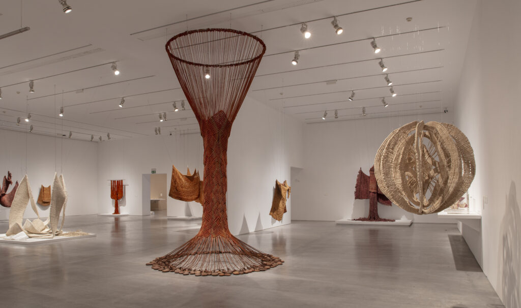 Vista de la Sala 2: La escultura anudada Fotografía: Fátima Sanz