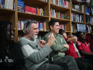 El actor Francisco Melo visitó escuela de Macul y compartió con jóvenes creadores de cortometraje