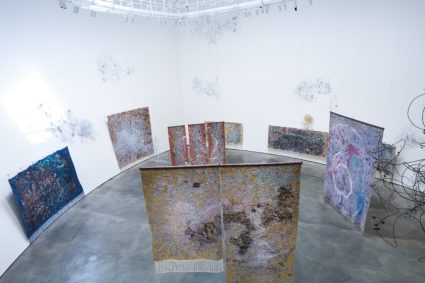 Igshaan Adams, la huella del movimiento en el Guggenheim Bilbao