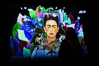 “Viva Frida Kahlo” debutó en Santiago transformando el Club de la Unión en un universo 360°