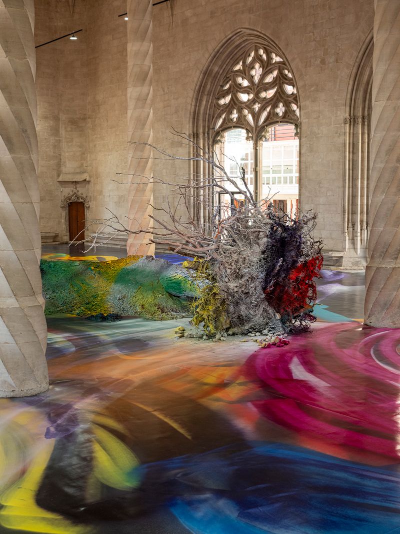 Katharina Grosse. Arrels, 2026. Cortesía de Es Baluard Museu. Fotografía: Bruno Daureo. © de la obra, Katharina Grosse, VEGAP, Illes Balears, 2026