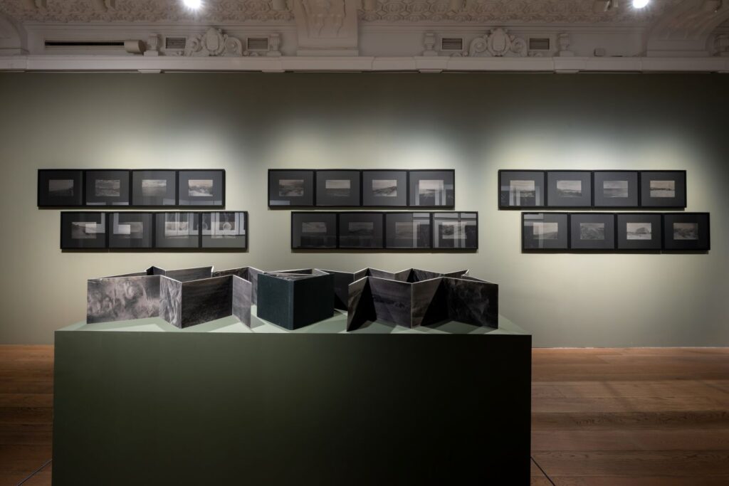 Adriana Calatayud. Cementerios silenciosos. Fundación Casa de México, 2026
