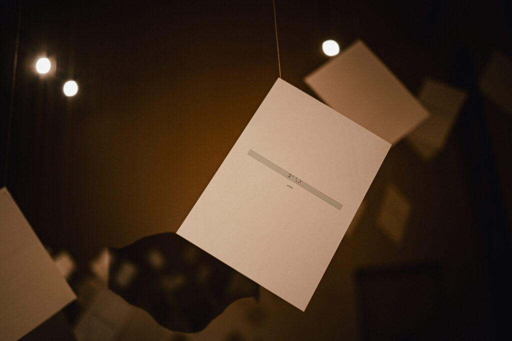 Glenda León. Mundo interpretado para piano, 2014. Vista de la instalación en la exposición individual Cosmic Trace, 2024. ÖK, Linz, Austria © Sophia Hartsch