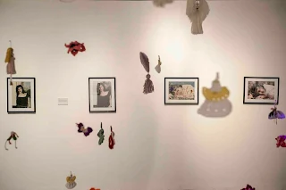CCU EN EL ARTE inaugura expo de arte textil y resiliencia en su sala foco social.