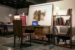 Exposición en CCU exhibe doce obras instaladas en hogares santiaguinos en una sala montada como casas familiares.