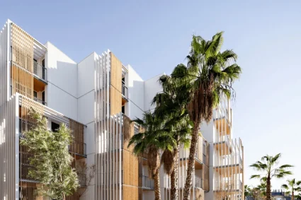 Oceanika: madera e industrialización para regenerar un vacío urbano en la Costa del Sol