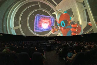 Presenta dinosaurios en 360°, musicales inmersivos y talleres científicos