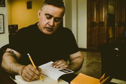 La Voz Poética de Tarek William Saab: Entre el Verso y la Conciencia Social