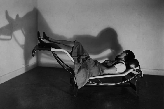 Charlotte Perriand, en la chaise longue basculante que diseñó con Le Corbusier. | FLC / AChP