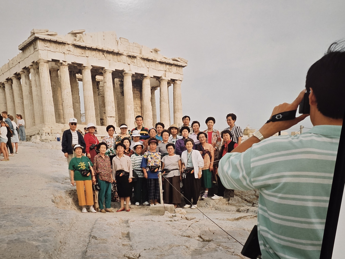 Martin Parr. The Acropolis, Athens, Greece, 1991. ⓒ Martin Parr / Magnum Photos