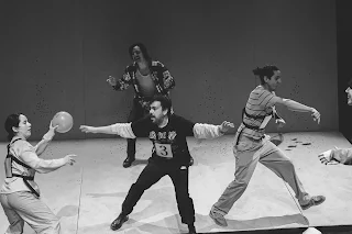 “JUGAR A LA GUERRA” de Cía. La Jeanette tensiona las fronteras de lo escénico en Sala Negra JBC