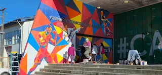 Nuevo mural comunitario transforma la fachada del Gimnasio Municipal de Castro