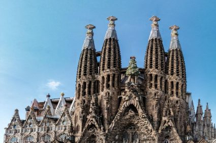 Carlos Julio Heydra Castillo: La Sagrada Familia y el Triunfo de la Arquitectura Eterna